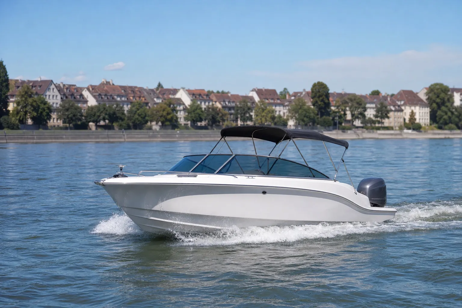 Motorboot auf dem Rhein bei Basel (Symbolbild)