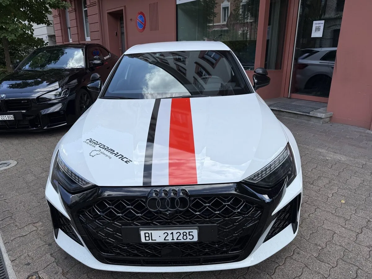 Audi RS3 von Christian Stuker vor dem Standort des Fahrschuel Teams